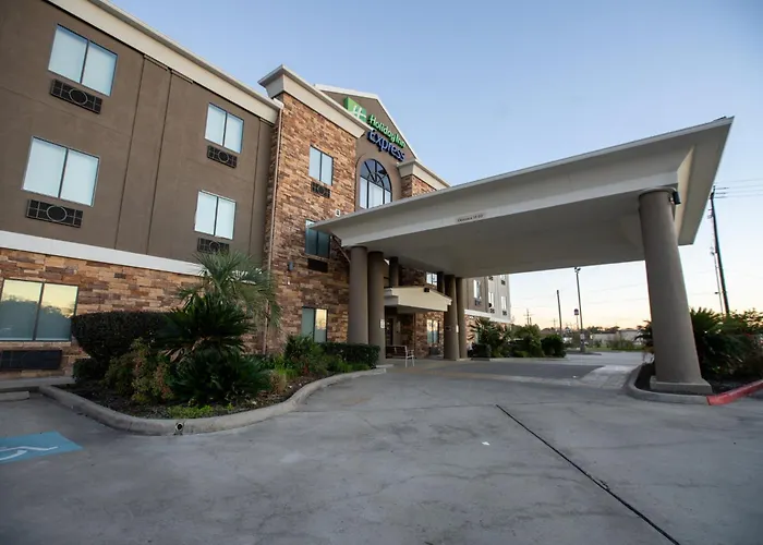 Holiday Inn Express & Suites Cleveland By Ihg